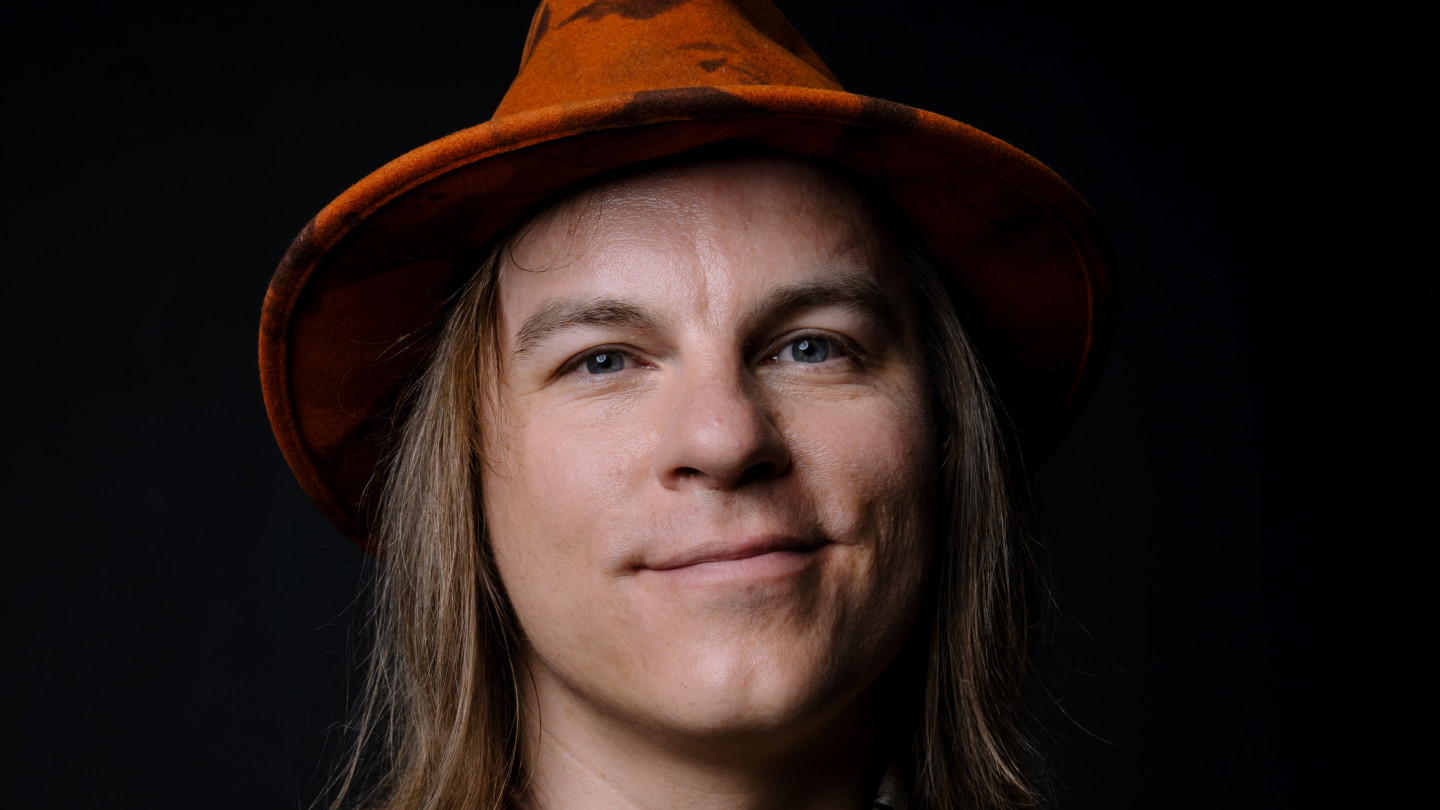 Tässä kuvassa on filosofi ja tietokirjailija Frank Martela.