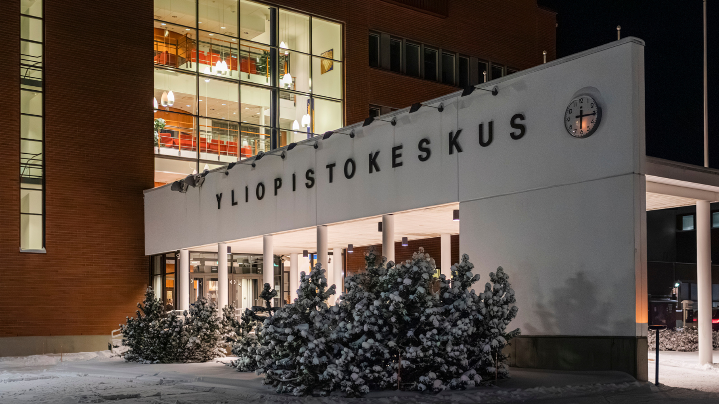 Kokkolan yliopistokeskus Chydenius lumisessa maisemassa