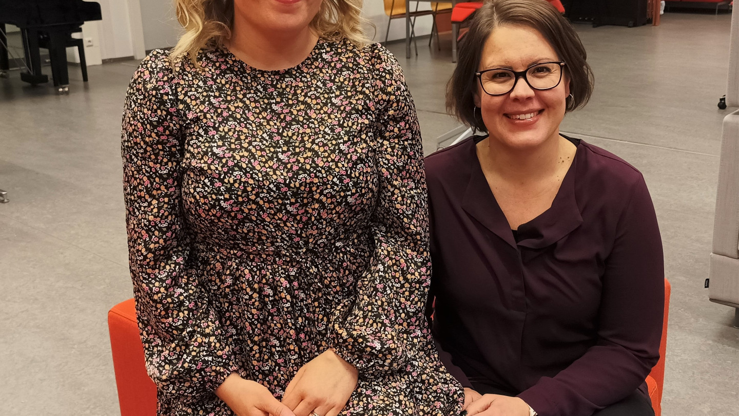 Erilliset erityisopettajan opinnot tehneiden Eveliina Övermarkin (vas.) ja Annika Ojalan mukaan koulutus vastasi hyvin osaamistarpeeseen.