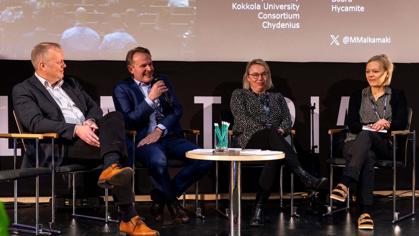 Professori Ulla Lassi (toinen oik.) Nordic Hydrogen Forum keskustelussa Kokkola Material Weekilla. Kuva Emmi Hyyppä.