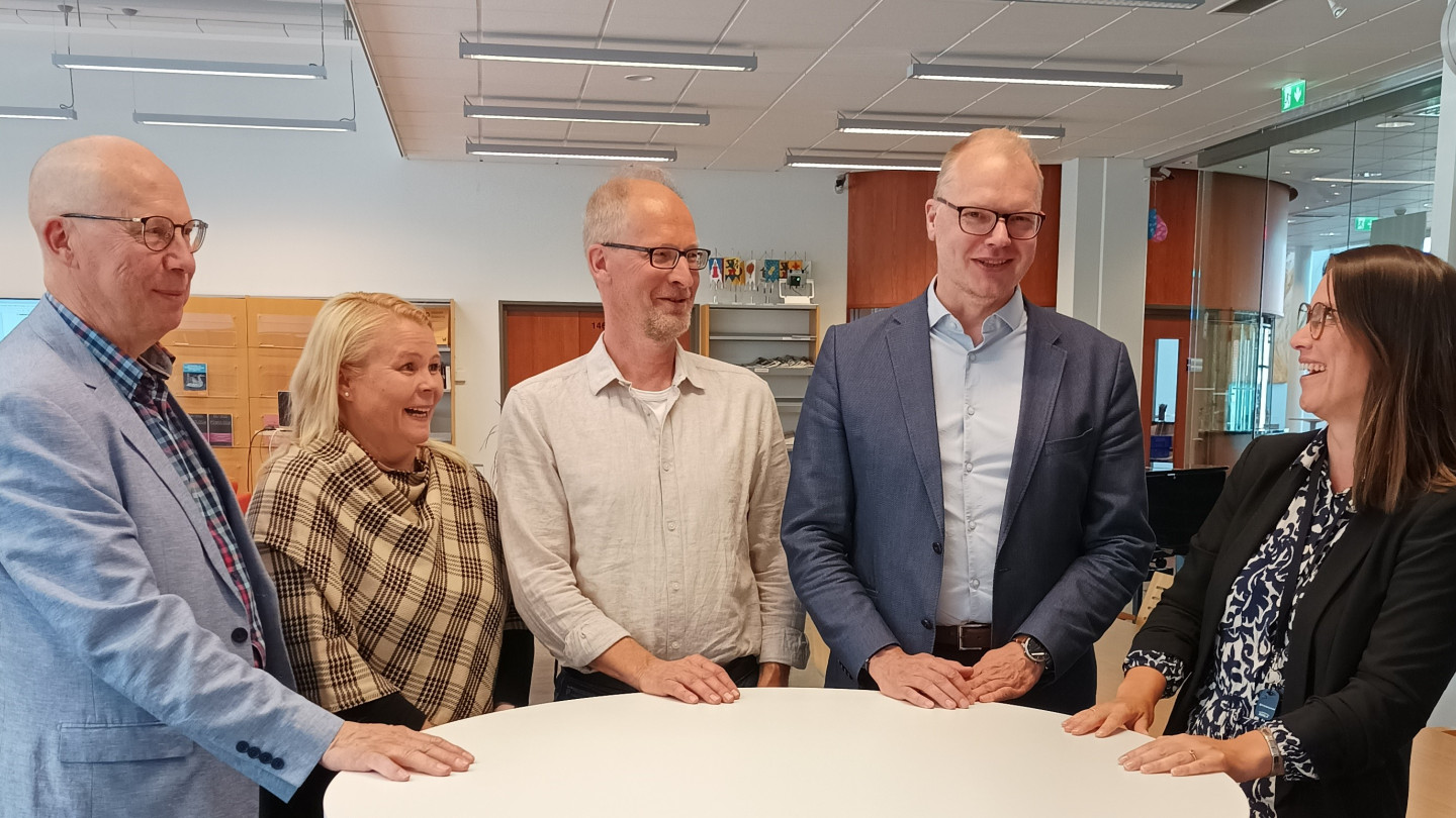 LIKE Mentorointiohjelman päätöstilaisuudessa Jarmo Nissi (vas.), Marjut Marttila, Seppo Penttilä, Hannu Sarja ja Jenni Kantola.
