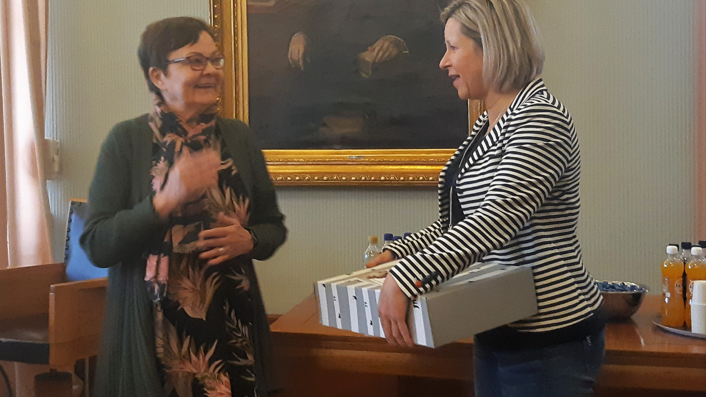Tilaisuudessa muistettiin myös pian eläköityvää Lahden yliopistokeskuksen pitkäaikaista johtajaa Senja Jouttimäkeä
