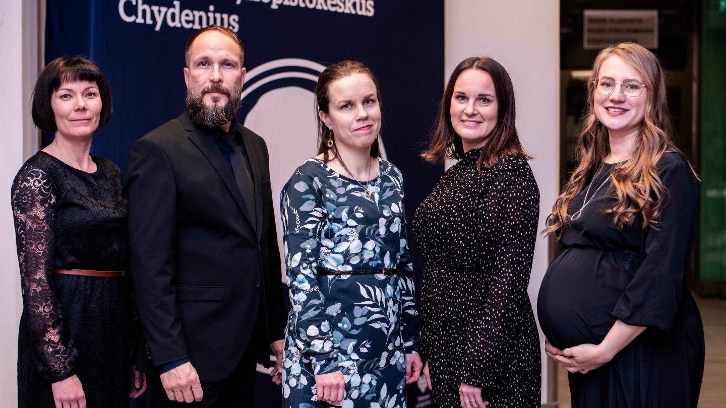 Valmistuneet Mira Haverinen (vas.), Sami Leppilampi, Leena Hellman, Maria Indola ja Laura Peltoniemi. Kuva Elisa Karhula.