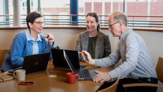 opiskelijoita koneen äärellä