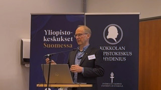 Kokkolan Meriklusterin kehitysohjelman projektipäällikkö Seppo Penttilä käsitteli puheenvuorossaan merellisen kokonaisturvallisuuden, logistiikan, yritysverkostojen ja alueellisen yhteistyön merkitystä osana yhteiskunnan toimintakykyä ja huoltovarmuutta.