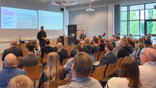 Seminaariyleisöä kuuntelemassa esitystä. 