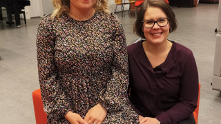 Erilliset erityisopettajan opinnot tehneiden Eveliina Övermarkin (vas.) ja Annika Ojalan mukaan koulutus vastasi hyvin osaamistarpeeseen.