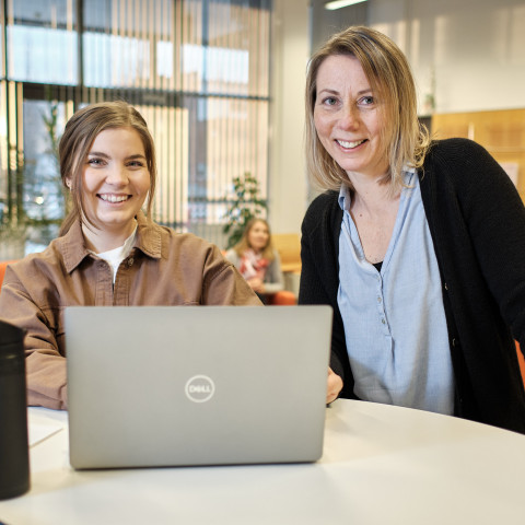 opiskelijoita tietokoneen ääressä