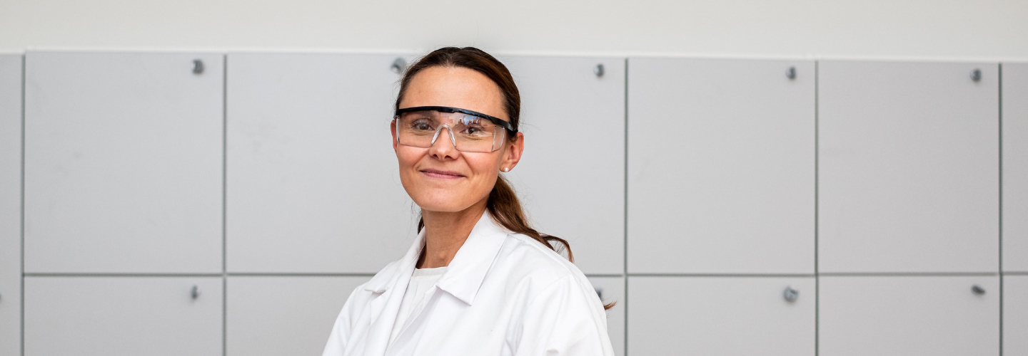 henkilö kemistin takissa