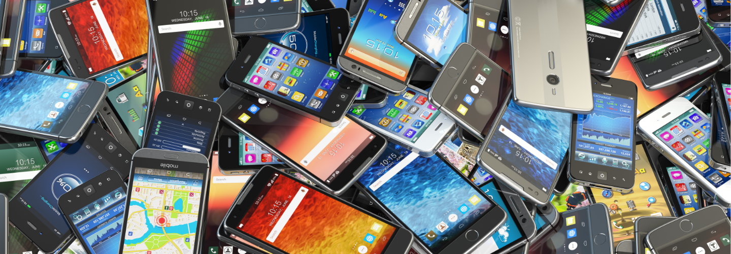 Kasa käytettyjä älypuhelimia.